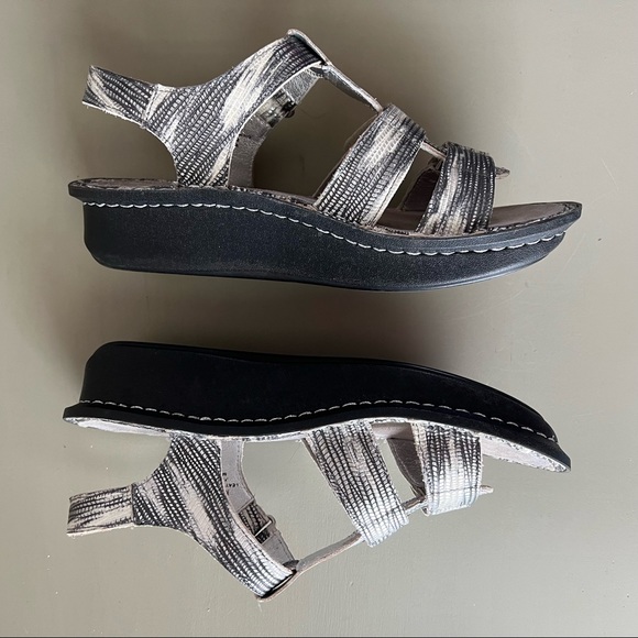 Algeria Viena Silver Metallic Leather Sandals Size 38 EU 7.5 US - Picture 3 of 8